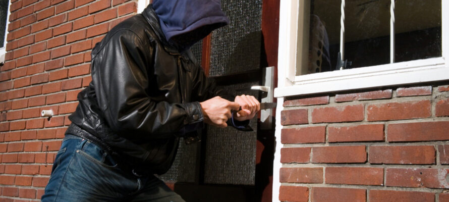 kẻ trộm cậy cửa